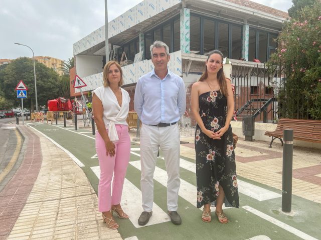 María Isabel Ruiz, Víctor Navas y Sandra Ochoa; frente a las obras de la Biblioteca Municipal