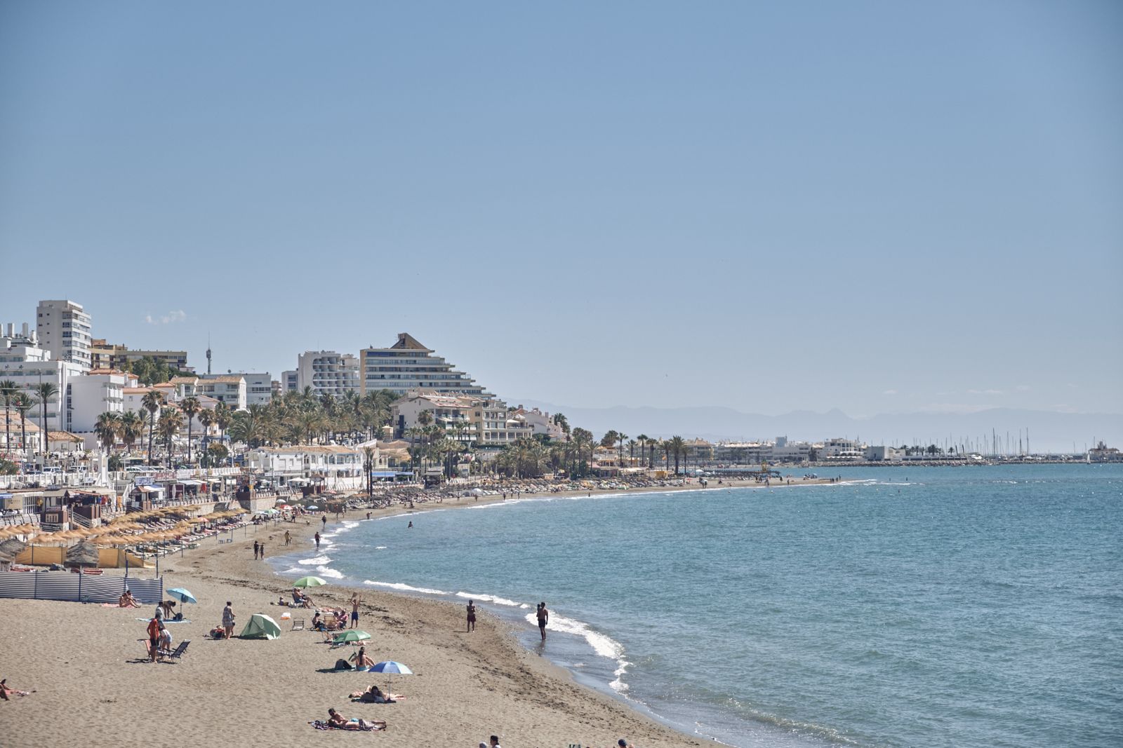 Isabel Ruiz y Victor Navas denuncian el cierre playas Benalmadena.